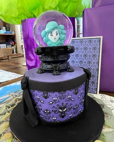 Haunted Mansion Birthday Cake, Haunted Mansion Cake, Spooky Cakes, Haunted House Cake, Spooky Cake, Moms Birthday, Cute Birthday Cakes, Birthday Themes, Halloween Desserts