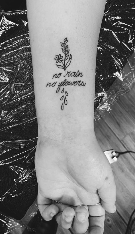 sem chuva sem flores Ill Dance In My Own Storm Tattoo, No Rain No Flowers Tattoo Thigh, No Rain No Flowers Tattoo Leg, Grow Through What You Go Through Tattoo, Hard Times Tattoo, Rain Tattoos, Thoughtful Tattoos, No Rain No Flowers Tattoo, Girl Rib Tattoos