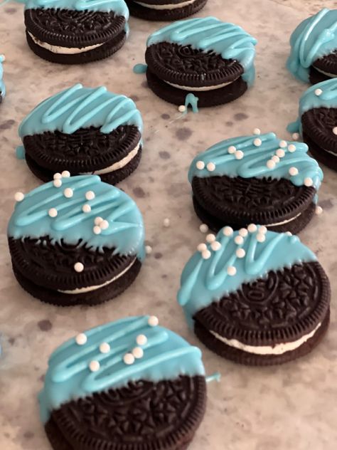 Snow Themed Food Ideas, Blue Dipped Rice Krispie Treats, Blue Themed Dessert Table, Cinderella Dessert Table Sweets, Easy Blue Desserts, Blue Birthday Food Ideas, Blue Party Desserts, Blue Themed Desserts, Blue Food Ideas Meals