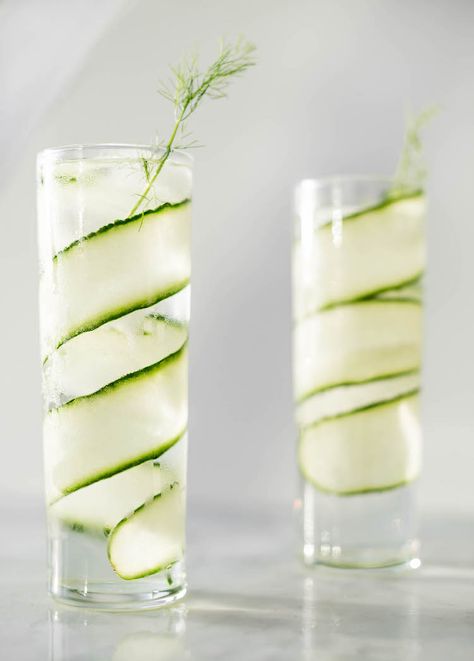 Cucumber Fennel Spanish Gin & Tonic | recipe on craftandcocktails.co Gin Tonic Recetas, Porch Drinks, Gin Tonic Recipe, Tonic Cocktails, Cocktails Cart, Limoncello Cocktails, Tonic Recipe, Best Gin, Gin Cocktail Recipes