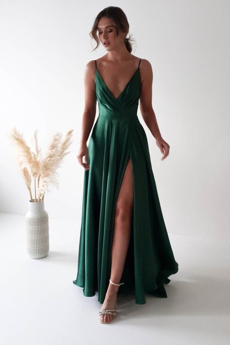 Elegant Bridesmaid Dresses for a Perfect Wedding Fit – Page 2 Olive Dress Outfit, Oh Hello Clothing, Olive Green Bridesmaid Dresses, Pink And Green Dress, Olive Green Weddings, Maid Of Honour Dresses, Olive Dress, Red Carpet Gowns, Olive Green Dresses