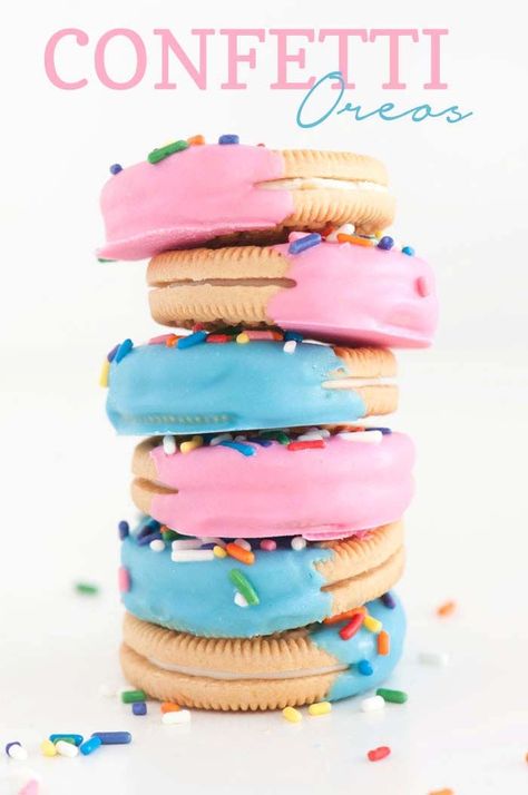 Quick and Easy Confetti Oreos Recipe Gender Reveal Party Food, Oreo Recipes, Chocolate Sprinkles, Homemade Desserts, Favorite Cookies, Melting Chocolate, Fun Desserts, Party Food, Fudge