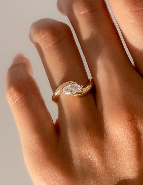 Coastal Wedding Ring, Diamond Rings Not Engagement, Wedding Rings Ideas Unique, Non Flashy Engagement Rings, Fashion Engagement Ring, Wedding Ring Gold Vintage, 70s Engagement Rings, Diamond Alternative Engagement Ring Moissanite, Cloud Engagement Ring