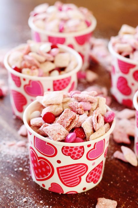 Valentines Snack Ideas, Easy Treats For Kids, Snacks Valentines Day, Easy Treat Recipes, Treat Recipes Easy, Valentines Day Snacks, Treats Valentines Day, Valentine Charcuterie, Easy Valentines Snacks