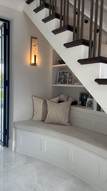 Under Stairs Nook, Stairs Storage Ideas, Stair Nook, تحت الدرج, Hiasan Dalaman Rumah, Reka Bentuk Dalaman, Stairs Storage, Pelan Rumah, Staircase Storage