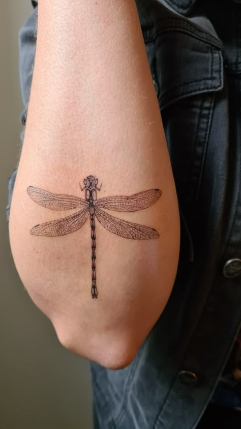 Dragonfly Tattoo Ideas, Dragonfly Tattoos, Aesthetic Tattoo Ideas, Unique Tattoo Ideas, 20 Aesthetic, Funky Tattoos, Insect Tattoo, Tattoo Henna, Handpoke Tattoo