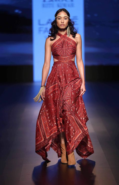 The 10 biggest trends from Lakme Fashion Week Winter / Festive Rajasthan Inspired Fashion, Gujarat Traditional Dress, Indian Fashion Trends 2023, Indian Fashion 2024, 2024 Indian Fashion Trends, Ritu Kumar Dress, Elegant Classy Dresses, Indian Streetwear, Indian Fashion Show