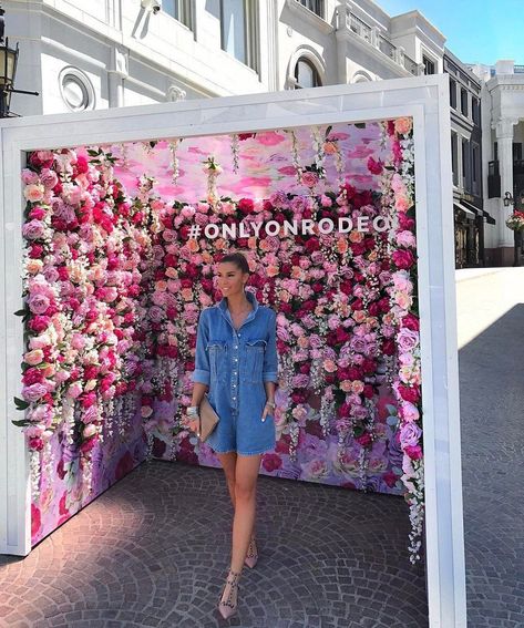 Instagram corner Decor Photobooth, Instagram Corner, Photowall Ideas, Selfie Wall, Booth Backdrops, Decoration Evenementielle, Backdrop Diy, Studio Foto, Diy Event