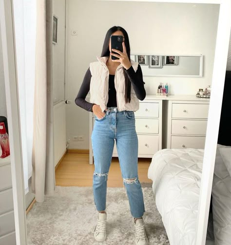 White Cropped Puffer Vest Outfit, White Fuzzy Vest Outfit, Outfits With White Vest, Outfit Chaleco Blanco, Chaleco Blanco Outfit, White Puffer Outfit, Fuzzy Vest Outfit, Tokyo Winter Outfit, White Puffer Vest Outfit