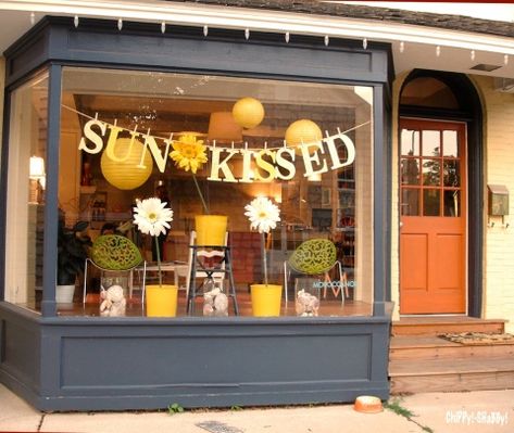 088-sun-kissed-flowers-yellow-summer-window-display Easy Window Display Ideas, Small Window Display Ideas, Sunflower Window Display, Cute Store Fronts, Store Front Window Display, Storefront Display, Cedarburg Wisconsin, Vitrine Vintage, Gift Shop Displays