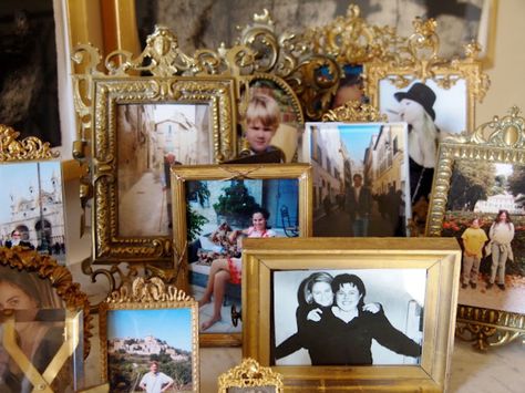 A small display of family photos on a chest provides a personal touch to any room. Framed Photos On Table, Picture Frame Display On Table, Picture Table Display, Table Photo Frame, Displaying Family Pictures, Multiple Picture Frame, Livng Room, Frame Arrangement, Picture Frame Table