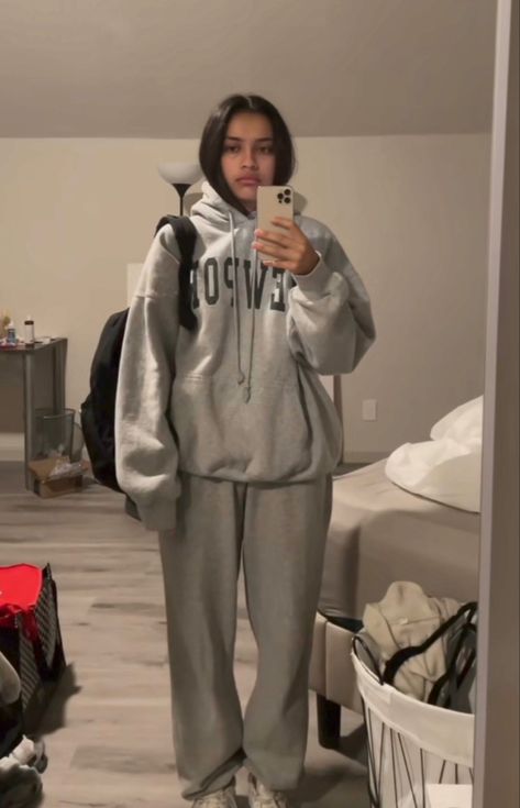 Fits School Winter, Sweats And Zip Up Outfit, Cute Comfy Fits Winter, Lazy School Day Outfit, Lazy Style Outfits, Cute Pajama Outfits For School, Cozy Fits Aesthetic, Outfits With A Hoodie, Outfits For School In Winter