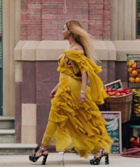 Why Beyoncé Wore That Lemonade Dress #refinery29 https://www.refinery29.com/en-us/2016/04/109393/beyonce-lemonade-yellow-dress-oshun-roberto-cavalli Beyonce Lemonade Outfits, Beyonce Yellow, Beyonce Yellow Dress, Beyonce Hold Up, Lemonade Dress, Beyonce Lemonade, Beyonce Outfits, Yellow Gown, Flowing Dress