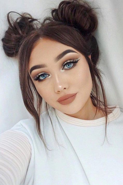 See more ideas for your makeup and hairstyle to wear at a Valentine’s Day date. #hairstyles Romantic Makeup, Valentines Day Makeup, Messy Bun Hairstyles, Peinados Fáciles Para Cabello Corto, Sopot, Festival Hair, Casual Hairstyles, Teen Hairstyles