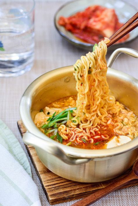 Ramyun Korean Noodles Recipe, Ramion Korean Food, Ramyun Korean Noodles, Ramyeon Aesthetic, Korean Ramen Aesthetic, Ramyeon Korean, Korean Food Aethstetic, Healthy Korean Food, Korean Bapsang