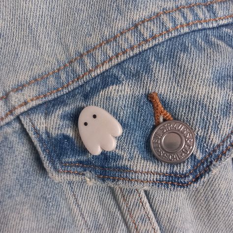 This cute ghost pin will look great on any bag or jacket! This cute ghost pin badge has been hadmade from pearl white polymer clay.A great way to add some personality to any bag or jacket! not given Handmade from polymer clay Halloween Clay Jewelry, Clay Pin Ideas, Air Dry Clay Pins, Cute Clay Pins, Clay Badges, Polymer Clay Badge, Ceramic Pins, Polymer Clay Pins, Ghost Bag