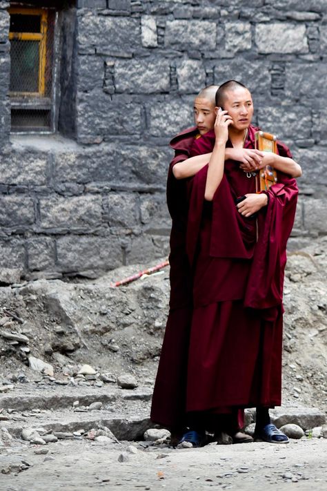 Tibetian monks Monk Aesthetic, Tibetan Monk, Buddha Zen, Zen Buddhism, Buddhist Monk, Tibetan Buddhism, The Monks, Buddha Art, World Cultures