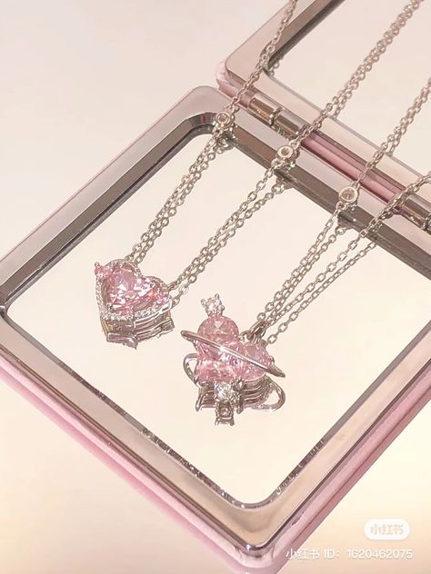 Luxury Pink Jeweled Necklaces, Pink Necklace Aesthetic, Pink Aesthetic Necklace, Pink Diamond Necklace Aesthetic, Necklace Princesscore, Pretty Jewelry Necklaces, Magical Jewelry, Fancy Jewellery, Jewelry Accessories Ideas