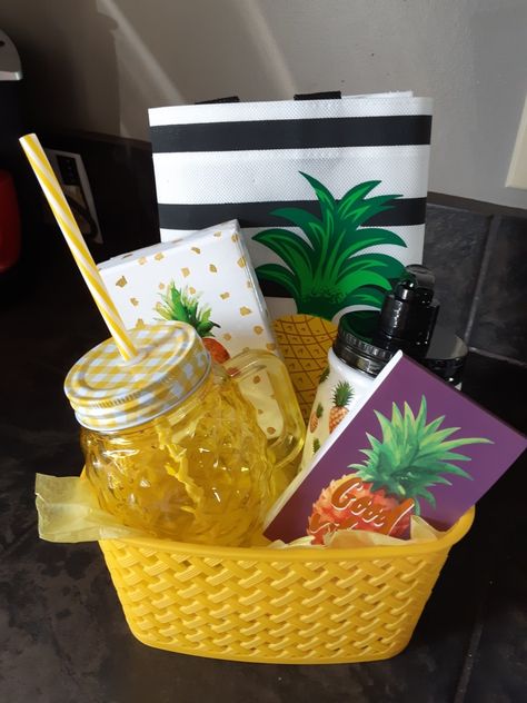 Pineapple theme Gift Basket. Pineapple Gift Ideas, Fruit Themed Gifts, Hawaiian Themed Gift Basket, Luau Gift Basket, Tropical Gift Basket, Summer Themed Gift Basket, Pineapple Gift Basket, Sunshine Cart, Mimosa Gift Basket