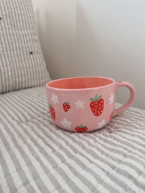 Mug Painting Ideas Strawberry, Mug Designs Painted Easy, Painted Mug Ideas Diy, Hand Painted Pottery Strawberries, Hand Painted Strawberries, Strawberry Ceramic Painting, Simple Mug Designs Painted, Strawberry Painted Pot, Ceramic Flower Pot Painting Ideas