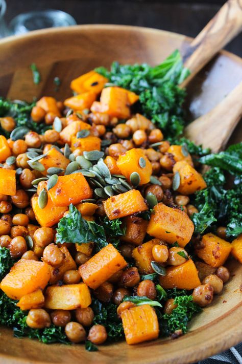 Chipotle roasted chickpeas and butternut squash salad over a bed of massaged kale and topped with a handful of pumpkin seeds. Enjoy warm or cold Roasted Butternut Squash Salad, Salad Kale, Plats Healthy, Massaged Kale, Butternut Squash Salad, Squash Salad, Vegan Thanksgiving Recipes, Kale Recipes, Vegan Thanksgiving