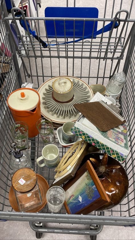 Thrifting Kitchenware, Kitchen Ware Aesthetic, Thrifted Dinnerware, Thrifted Kitchenware, Thrifted Picnic, Vintage Thrift Aesthetic, Thrifted Dishes, Kitchenware Aesthetic, Aesthetic Kitchenware