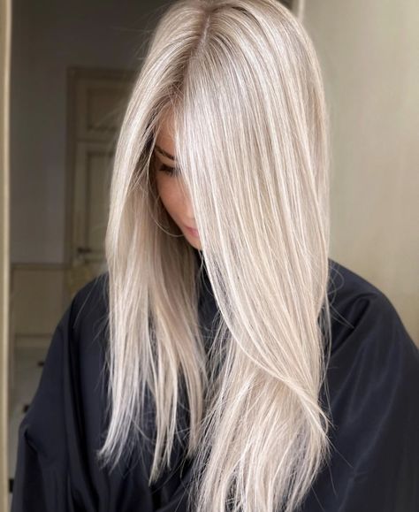 Dark Roots To Platinum Blonde, Ice Blonde Hair Color Ideas, I’ve Blonde Hair, Perfect Blonde Hair Highlights, Pramenovi Blondes, Light Blonde Hair Inspiration, Dark Roots Blonde Hair Balayage Platinum, Light Ash Blonde Hair Balayage, Ash Platinum Blonde Hair