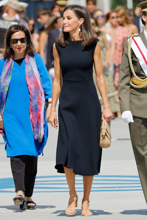 Queen Letizia Wears a New Carolina Herrera Dress on her Visit to the Naval Academy Queen Letizia Of Spain Style, Queen Letizia Fashion, Best Lady Dress, Queen Letizia Outfits, Royale Outfits, Queen Leticia, Amal Clooney Style, Carolina Herrera Dress, Queen Letizia Style