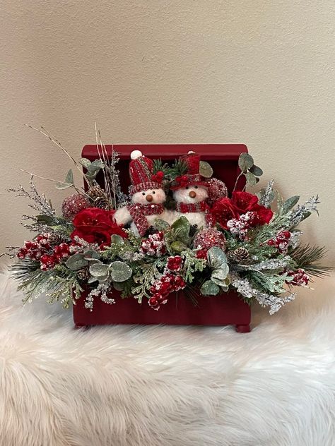 Farmhouse Christmas Table, Christmas Floral Arrangements Diy, Christmas Boxes Decoration, Christmas Arrangements Centerpieces, Xmas Centerpieces, Rustic Farmhouse Christmas, Christmas Decorations Centerpiece, Christmas Centers, Christmas Snowmen