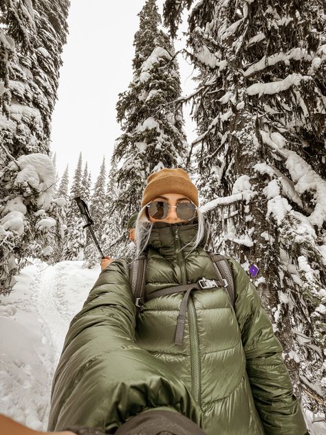 Snow Trekking Outfit Women, Snowshoe Aesthetic, Banff Aesthetic Winter, Snowshoeing Aesthetic, Winter Hike Aesthetic, Winter Hiking Aesthetic, Outdoorsy Style Winter, Colorado Winter Aesthetic, Extreme Cold Weather Outfits