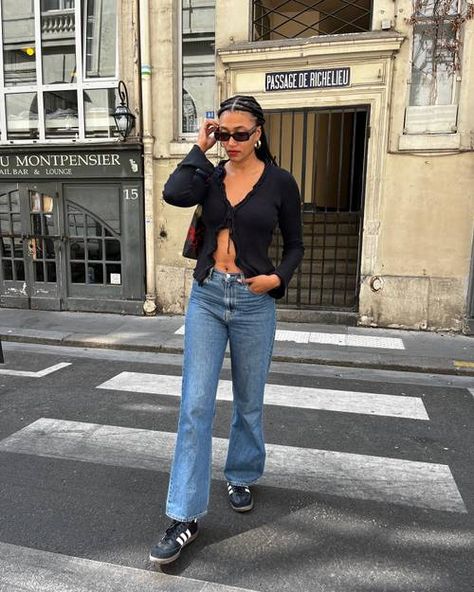 Tie Front Top Outfit, Chic Shoes Flat, Edgy Boots, Jeans Trend, Faded Black Jeans, Fashion Shoes Flats, Tie Front Top, Jean Trends, Cardigan Outfits