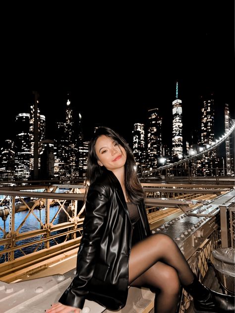 Night New York Outfit, Brooklyn Bridge Outfit Winter, City Poses Instagram Winter, Photo Ideas In New York City, Brooklyn Outfit Winter, New York Photo Ideas Times Square, Empire State Building Outfit, Manhattan Photo Ideas, Pictures To Take In Nyc