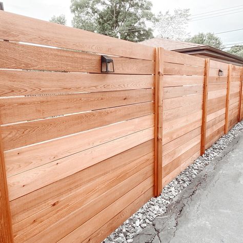 Tall Wooden Fence Backyards, Sideways Fence Ideas, Horizontal Wooden Fence Ideas, Unique Backyard Fence Ideas, Horizontal Fence Wood, Horizontal Plank Fence, 7ft Fence Ideas, Backyard Perimeter Ideas, Redwood Horizontal Fence