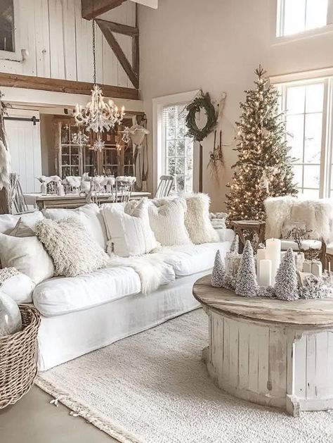 Ranch Christmas, Adult Tree House, Farmhouse Christmas Decor Ideas, Shabby Home, Christmas Bathroom Decor, Christmas Idea, Hygge Home, Room Additions, Cozy Holiday