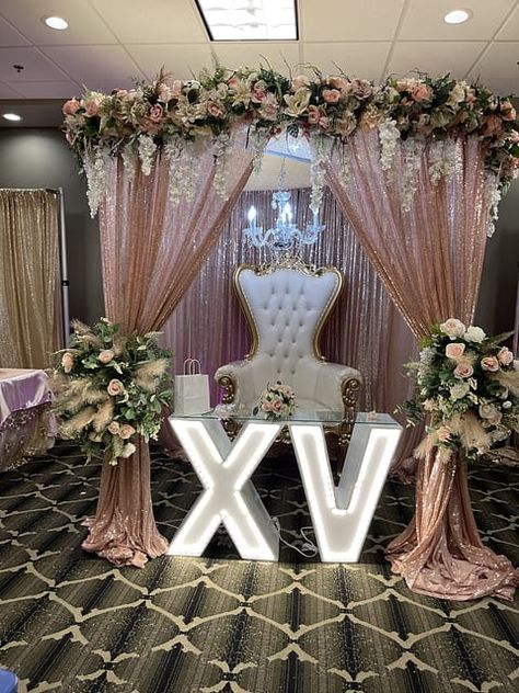 Quinceanera Salon Ideas, Blush Gold Quinceanera, Background For Quinceanera, Quinceanera Venues Rose Gold, Rustic Theme Quinceanera Ideas, Quinceanera Background Ideas, Pink Gold Quinceanera Decorations, Tina Quinceanera Theme, House Quinceanera Party