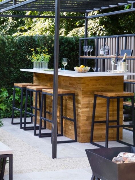 Outdoor Bar For Small Space, Tiny Outdoor Bar, Bar In Garden Ideas, Garden Design Kitchen, Outdoor Bar Ideas Small Spaces, Backyard Bar Bbq Area, Small Outside Entertainment Areas, Small Outdoor Bar Ideas Patio, Small Outside Bar Ideas Patio