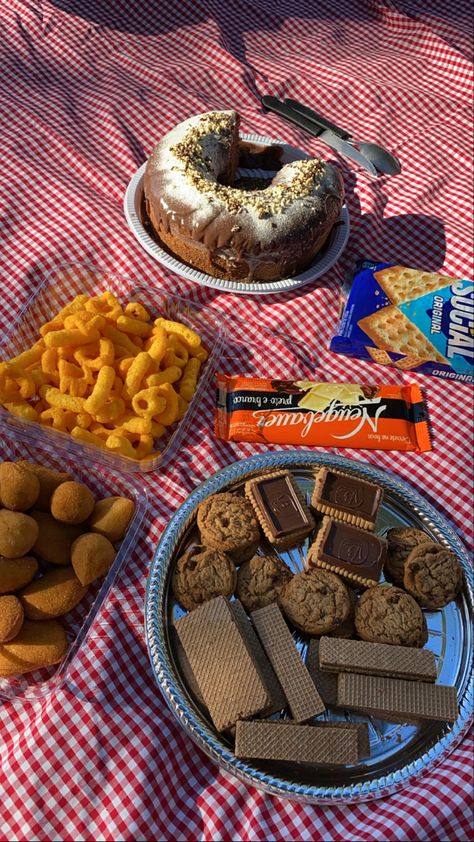 picnic cookies food cake aesthetic Picnic Date Food, Picnic Snacks, Picnic Inspiration, Sleepover Food, Picnic Date, Snacks Saludables, Picnic Time, Picnic Food, With My Friends