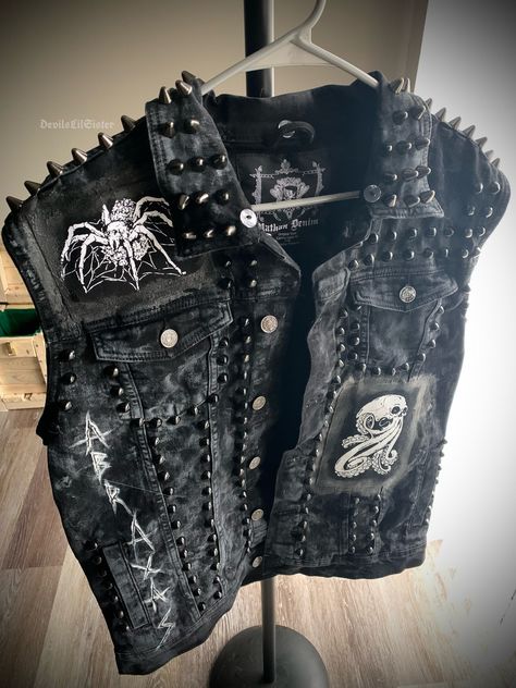 Chain Leather Jacket, Punk Metalhead Outfits, Trad Punk Fashion, Punk Jean Vest, 80s Punk Rock Outfits, Punk Rock Grunge Outfits, Diy Crust Pants, Black Denim Aesthetic, Punk Vest Ideas