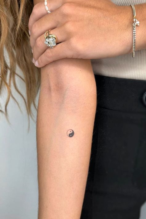 Simple Life Tattoo Ideas, Tattoo For Small Arms, Tiny Ying Yang Tattoo, Minimal Tattoo Design Women, Small Tattoos Ying Yang, Simple Yin Yang Tattoo, Smiley Tattoos Small, Small Ying Yang Tattoo, Small Minimal Tattoos