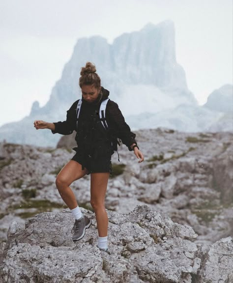 Early Fall Hiking Outfit, Mountain Wear Women Outfit, Coastal Hiking Outfit, Dolomites Outfit Summer, How To Style Hiking Boots Outfit Ideas, Norway Hiking Outfit, Europe Hiking Outfit, Oregon Winter Outfits, Canyon Hiking Outfit