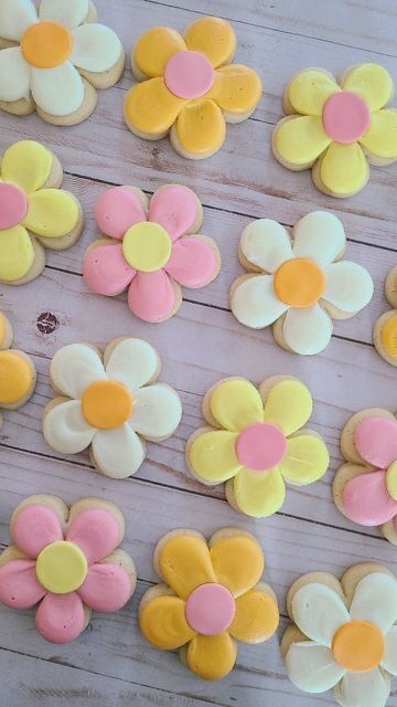 Simple Flower Cookies Decorated, Groovy Flower Cookies, Groovy Birthday Party Cookies, Pastel Flower Cookies, Simple Cookie Designs, Simple Flower Cookies, 60s Cookies, Flower Birthday Cookies, Frosted Cookies Designs