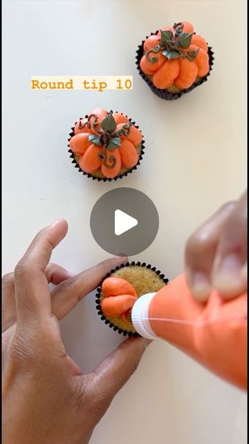 I just can get enough of piping pumpkins. No matter what the size. How about you? These were on single bite sized cakes 🧁 🎃   #tren... | Instagram Buttercream Pumpkin Cupcakes, Piping Pumpkin Cupcakes, Pumpkin Cupcakes Design, Pumpkin Frosted Cupcakes, Fall Festival Cupcakes, Pumpkin Frosting Decoration, Cupcakes Pumpkin Theme, Fall Mini Cake Designs, Pull Apart Thanksgiving Cupcakes