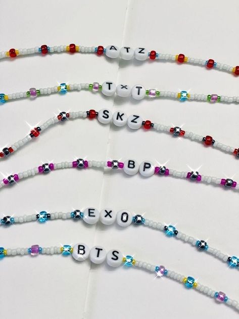 Kpop Bracelet Ideas, Freebie Ideas, Jewelry Kpop, Bts Bracelet, Pop Jewelry, Bead Charms Diy, Beaded Necklace Diy, Diy Bracelets Patterns, Diy Bracelet Designs