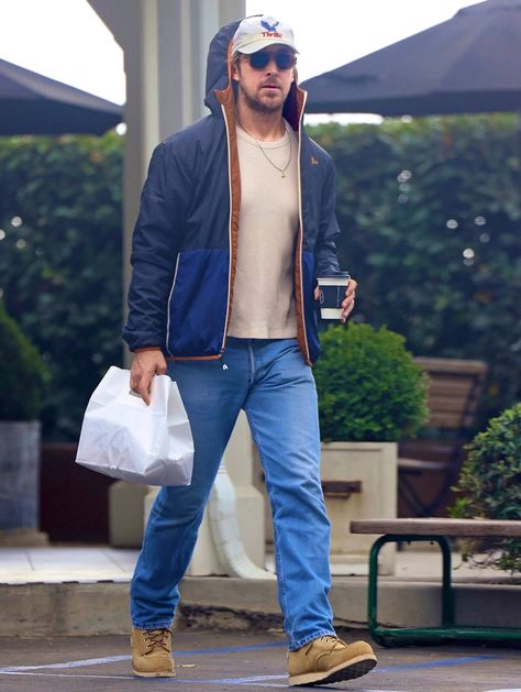 ryan gosling street style 2023 Ryan Gosling Casual Outfits, Ryan Gosling Street Style, Ryan Gosling 2024, Ryan Gosling Outfits, Ryan Gosling Fashion, Ryan Gosling Style, Guys Outfits, Dad Style, Smart Fashion