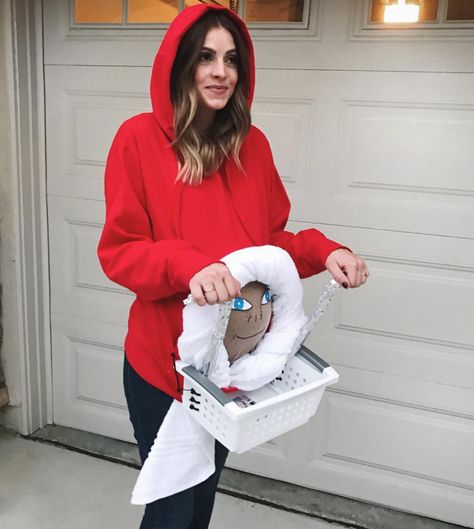 Pregnancy Halloween costumes are the best ones, TBH. Halloween Costumes Pregnant Women, Pregnant Couple Halloween Costumes, Maternity Halloween, Pregnant People, Meme Costume, Pregnancy Costumes, Pregnant Halloween Costumes, Fairy Halloween Costumes, Black Halloween Dress