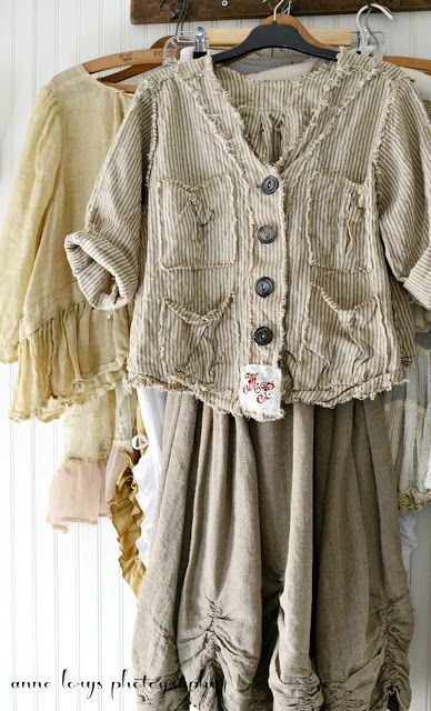 stripes and ragged edges + antique buttons Magnolia Pearl Pearl Styling, Shabby Chic Clothing, Ropa Shabby Chic, Magnolia Pearl Clothing, Shabby Chic Clothes, Estilo Hippie, Altered Couture, Mode Boho, Romantic Outfit