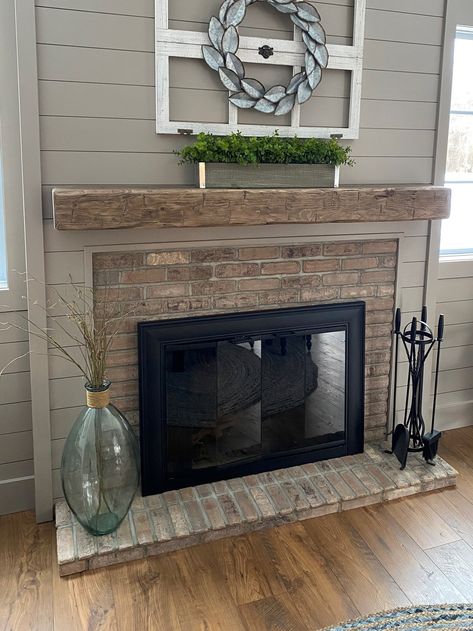 Farmhouse Fireplace Decor, Rustic Fireplace Mantels, Brick Fireplace Makeover, Shiplap Fireplace, Farmhouse Fireplace, Rustic Fireplaces, Fireplace Hearth, Corner Fireplace, Fireplace Remodel