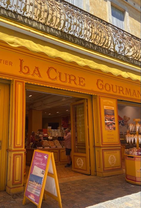 Paris Yellow Aesthetic, Yellow Place Aesthetic, Yellow Girl Aesthetic, France With Friends, Yellow Aesthetic Instagram, Yellow Summer Aesthetic, Candy Shop Aesthetic, Daydream Aesthetic, Yellow Vibe