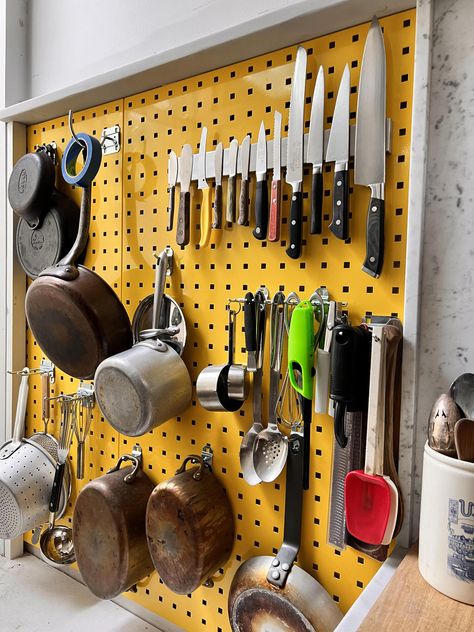 Pegboard For Kitchen, Pegboard Spice Rack, Peg Wall Kitchen, Pegboard Kitchen Ideas, Pegboard Kitchen Organization, Peg Board Kitchen, Kitchen Pegboard Ideas, Diy Kitchen Shelf, Restaurant Kitchen Organization