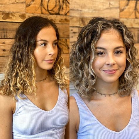 30 Wonderful Hairstyles for Skinny Curly Hair to Attempt in 2024 Check more at https://howcandothis.com/hairstyleideas/30-wonderful-hairstyles-for-skinny-curly-hair-to-attempt-in-2024/ Pelo Ondulado Natural, Pelo Bob Ondulado, Bob Riccio, Curly Angled Bobs, Blonde Curly Bob, Curly Lob, Natural Curly Hair Cuts, Fine Curly Hair, Amazing Hairstyles